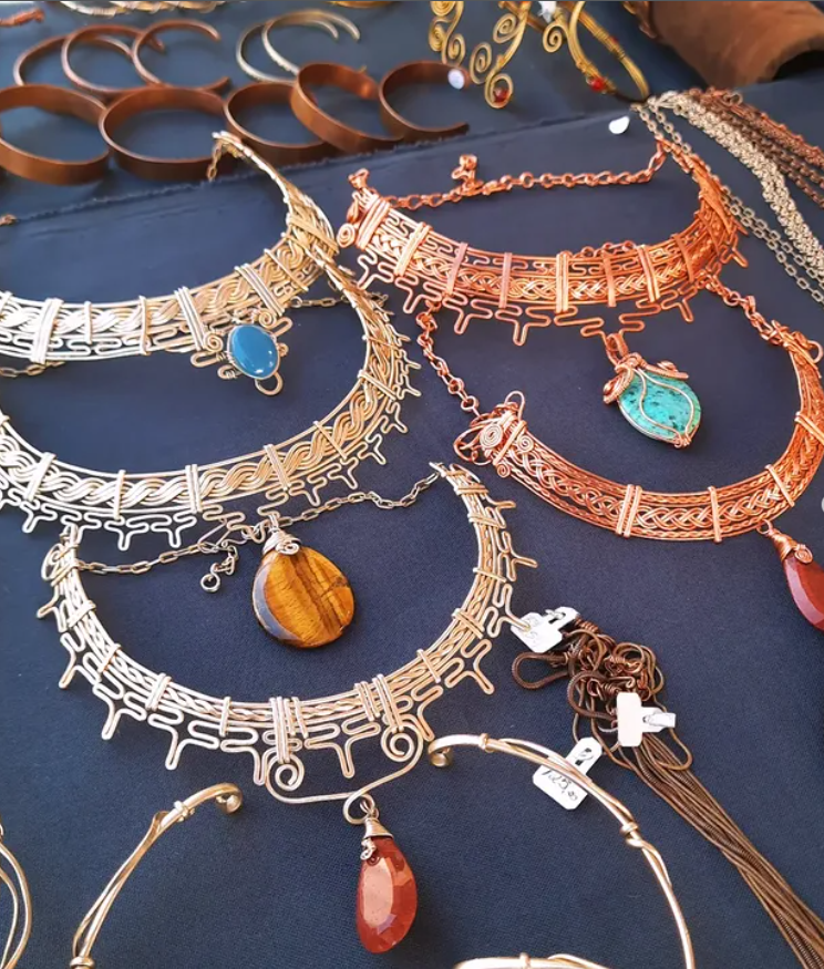 Joias artesanais em cobre e prata com pedras